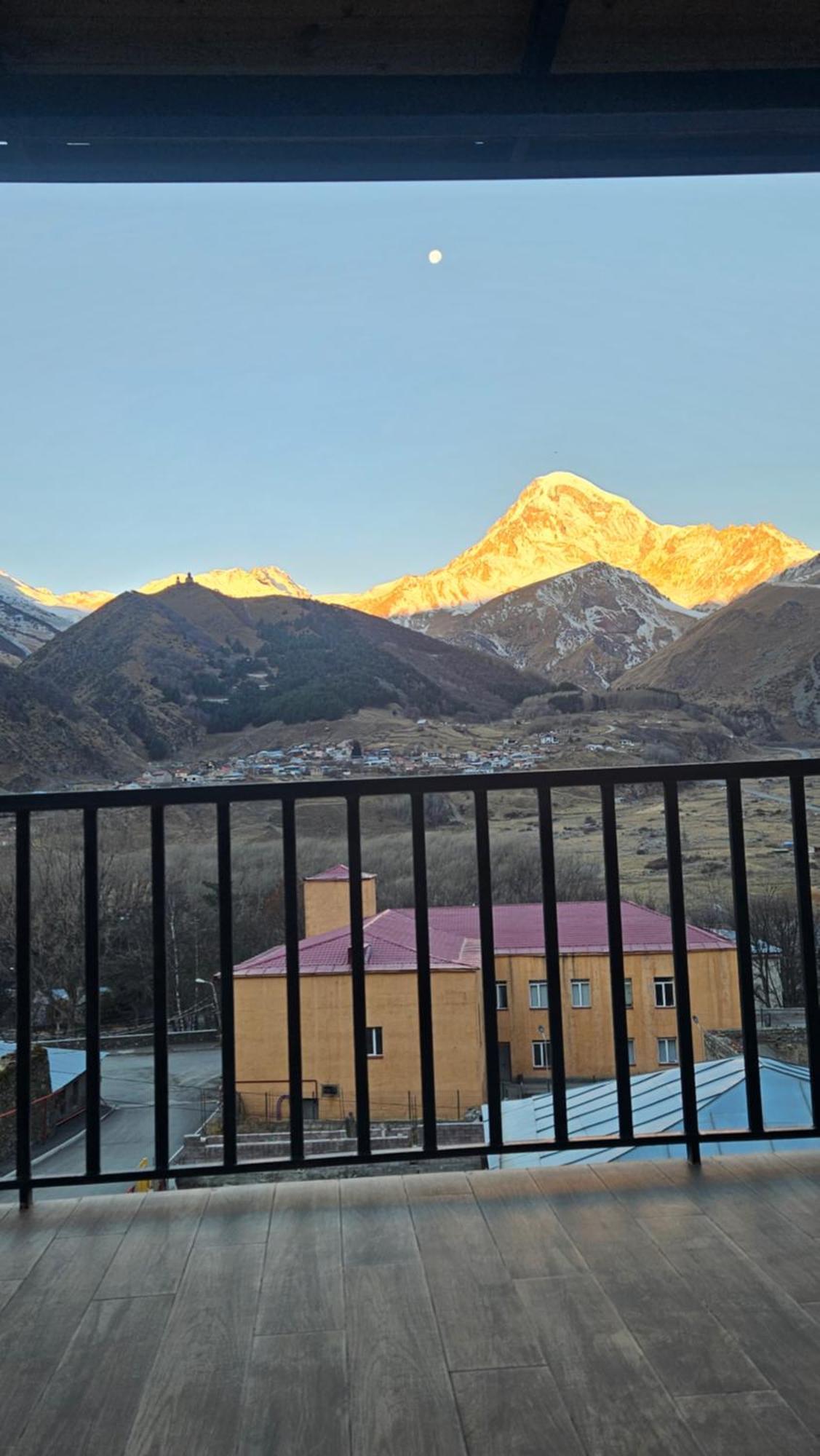 Best View Kazbegi Bilik gambar